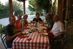 Toskanisches Abendessen auf der Veranda